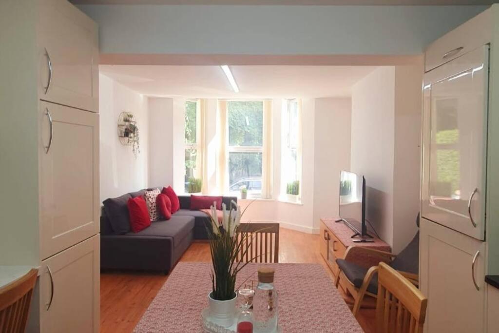 Apartamento Beautiful And Spacious Apartment: 3 Beds & 2 Bath - Newly Renovated ,open-plan Kitchen/living Manchester
